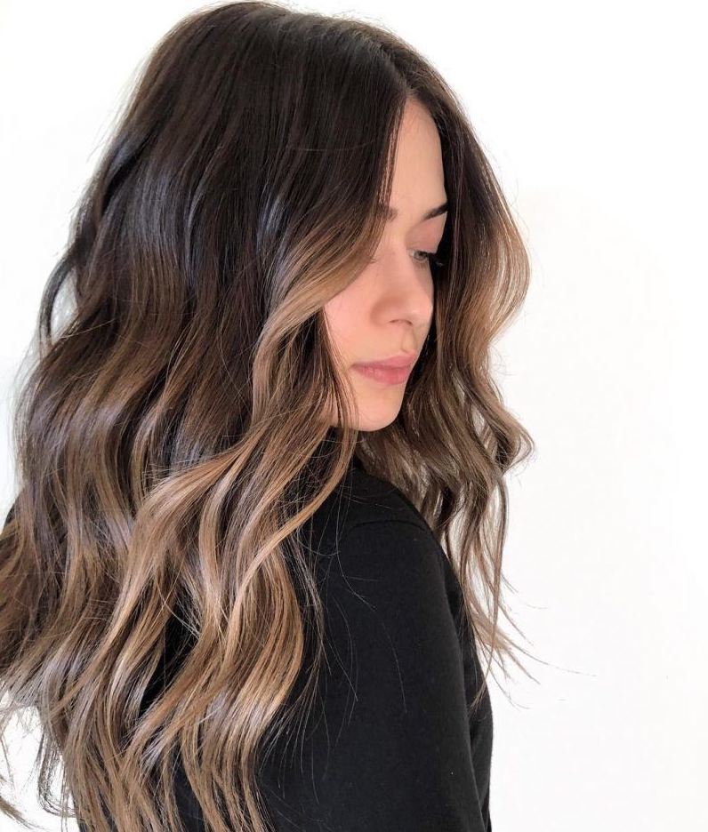 Balayage cokelat pirang yang keren. (Foto: Shutterstock)