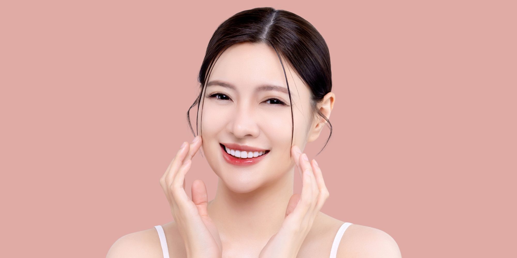 wanita asia dengan wajah cerah karena penggunaan niacinamide