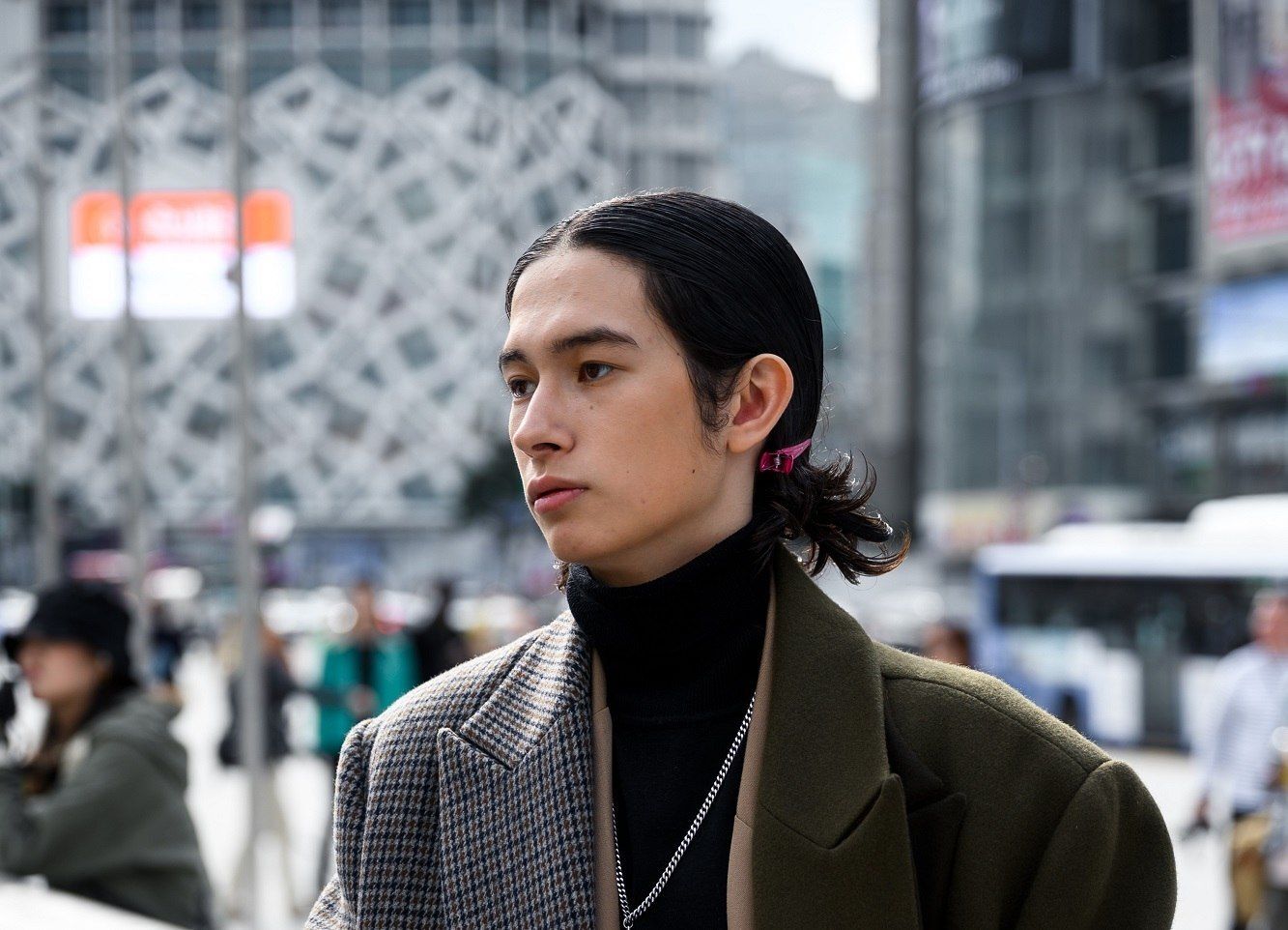 Pria asia dengan rambut gondrong