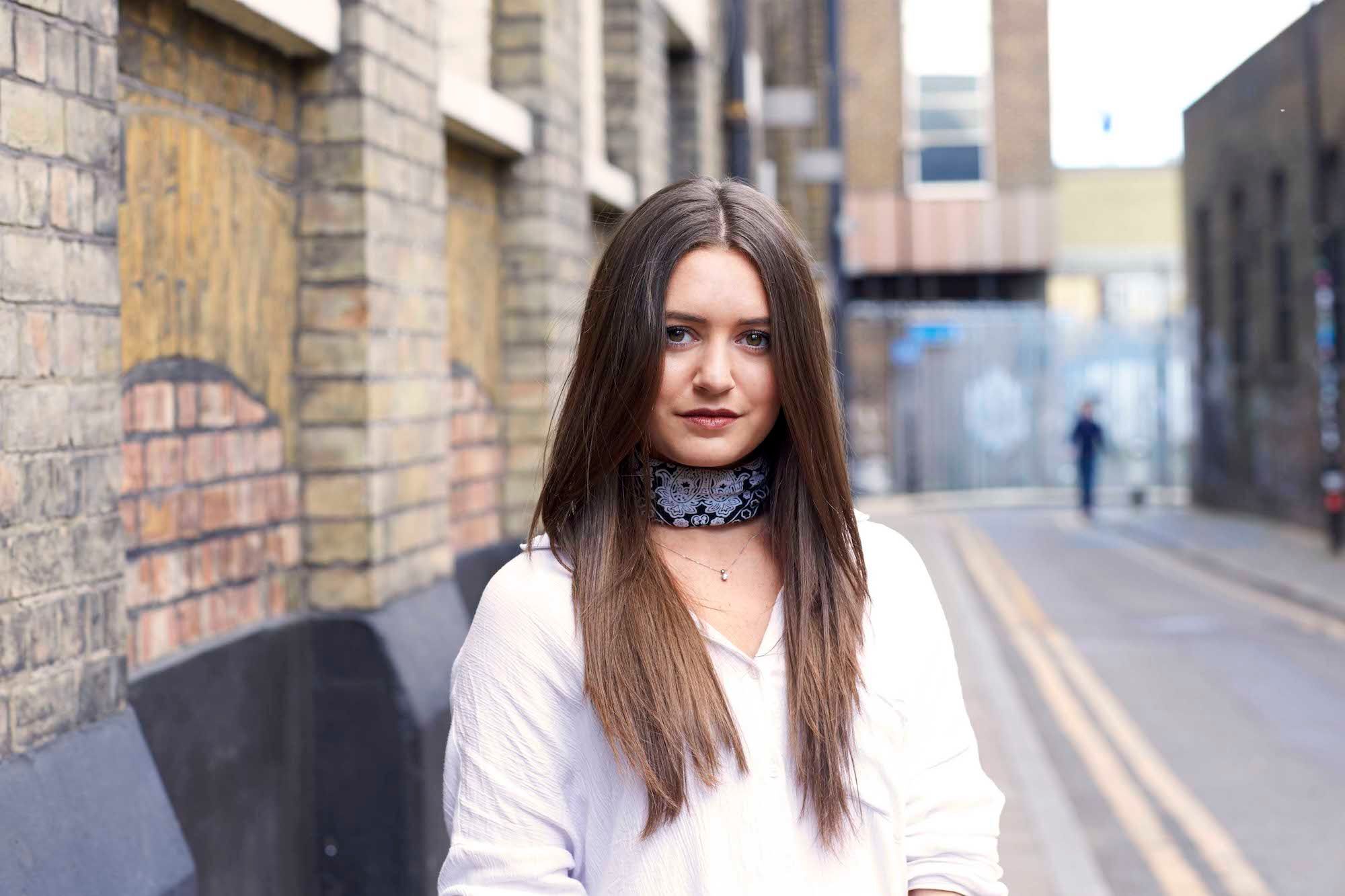 Beri sedikit tekstur pada rambut lurusmu. (Foto: Dvora)
