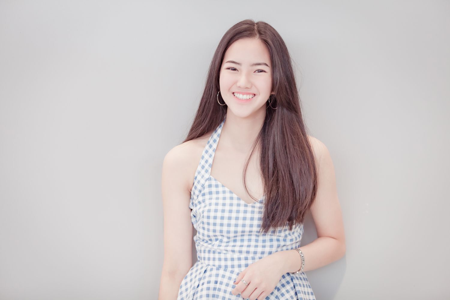 Wajah bulat juga bisa tampil cantik dengan rambut lurus panjang. (Foto: Shutterstock)