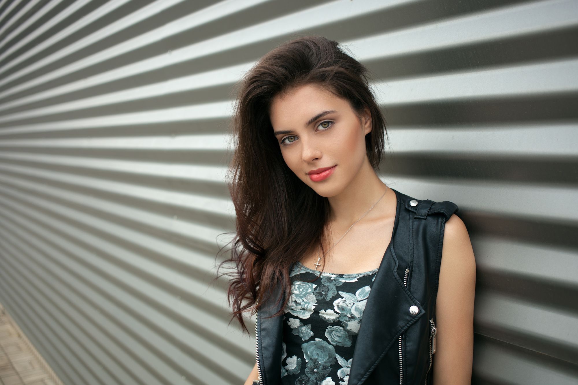 Untuk rambut tebal yang instan, ganti belahan rambutmu. (Foto: Shutterstock)