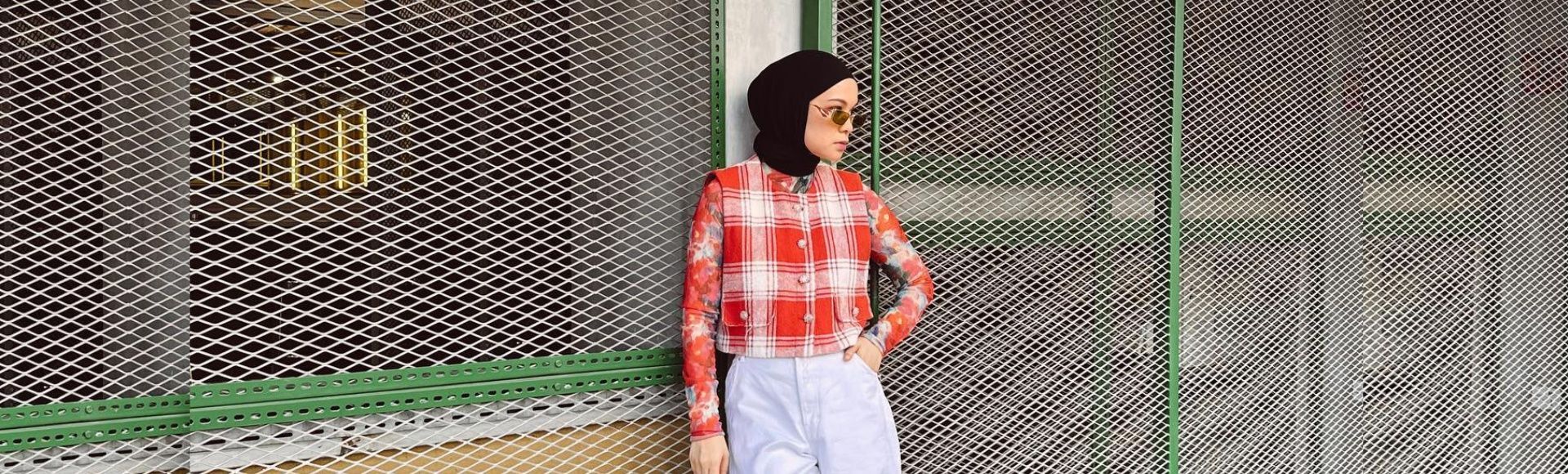 Tantri Namirah berpose berdiri mengenakan atasan motif merah putih dan celana panjang putih serta jilbab hitam.