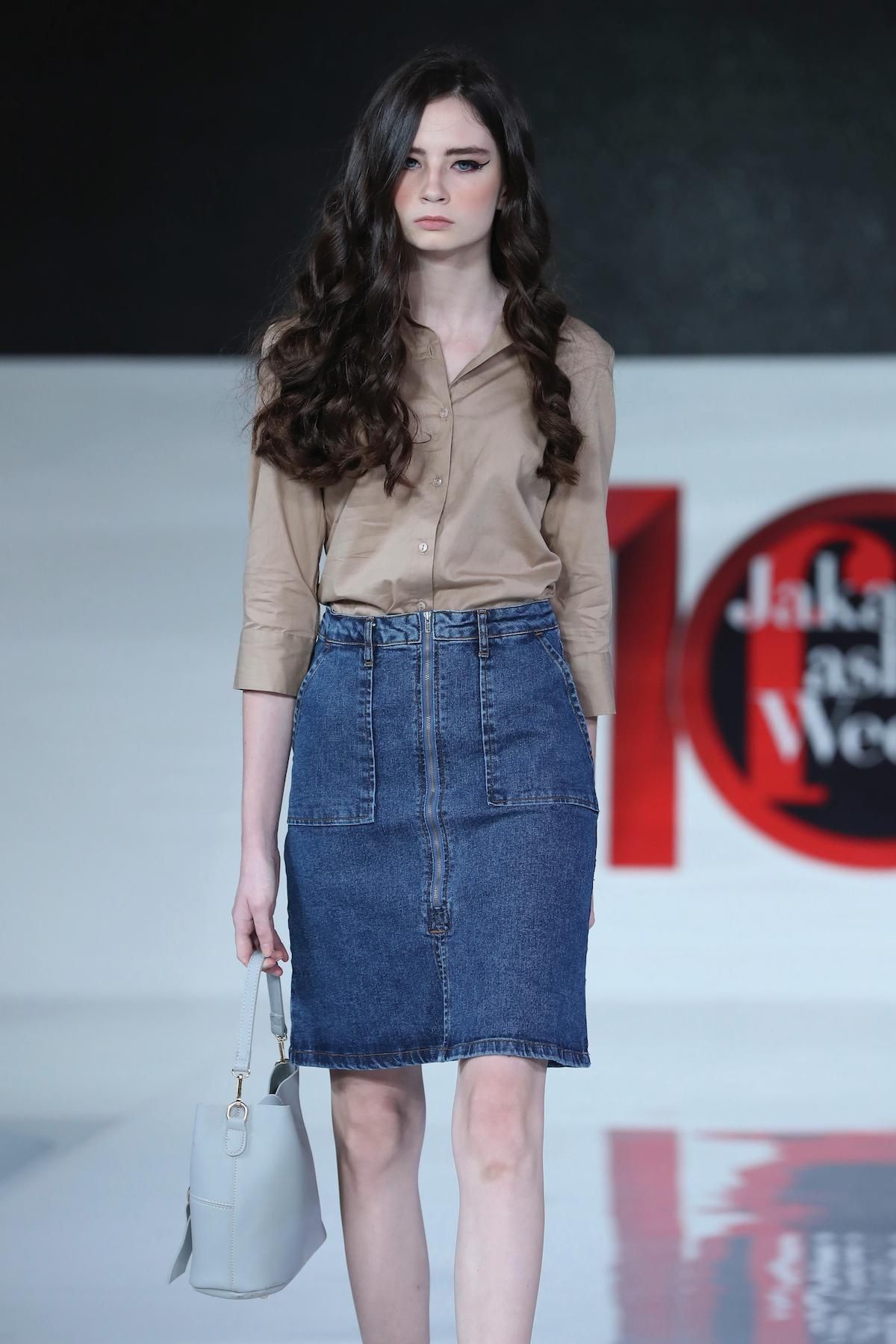 Dengan layer yang pas, kamu bisa ciptakan tekstur dengan gaya keriting. (Foto: Jakarta Fashion Week 2018)