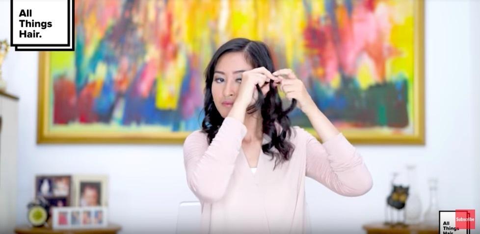 Puteri Mohdiyanti sedang membuat kepang untuk sanggul untuk membuat sanggul formal