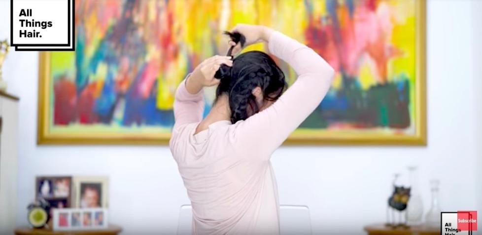 Bentuk rambut belakang menjadi sanggul.