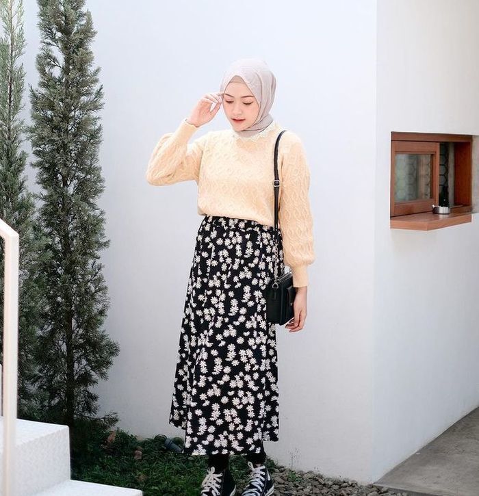 Rok floral yang bergaya vintage bisa tampak lebih modern dengan mix and match yang tepat. (Foto: Instagram.com/saritiw)