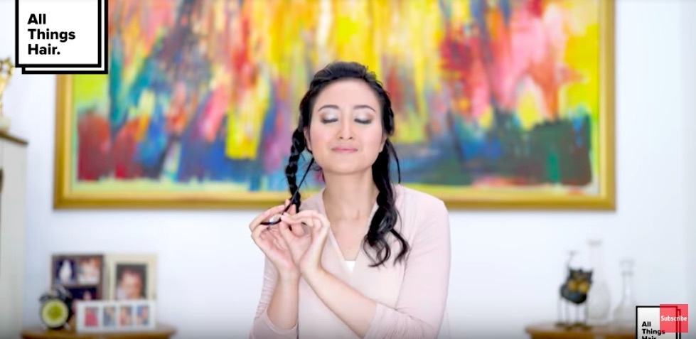 Pelintir sisa rambut yang menjuntai.