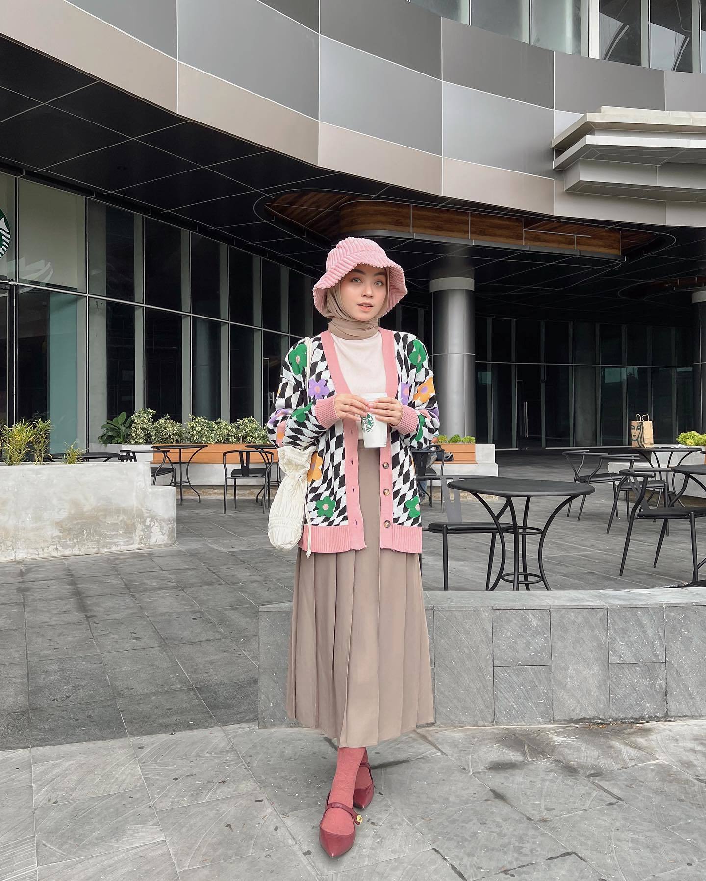 10 Ide Outfit Rok Hijab Stylish untuk Gaya Sehari-hari