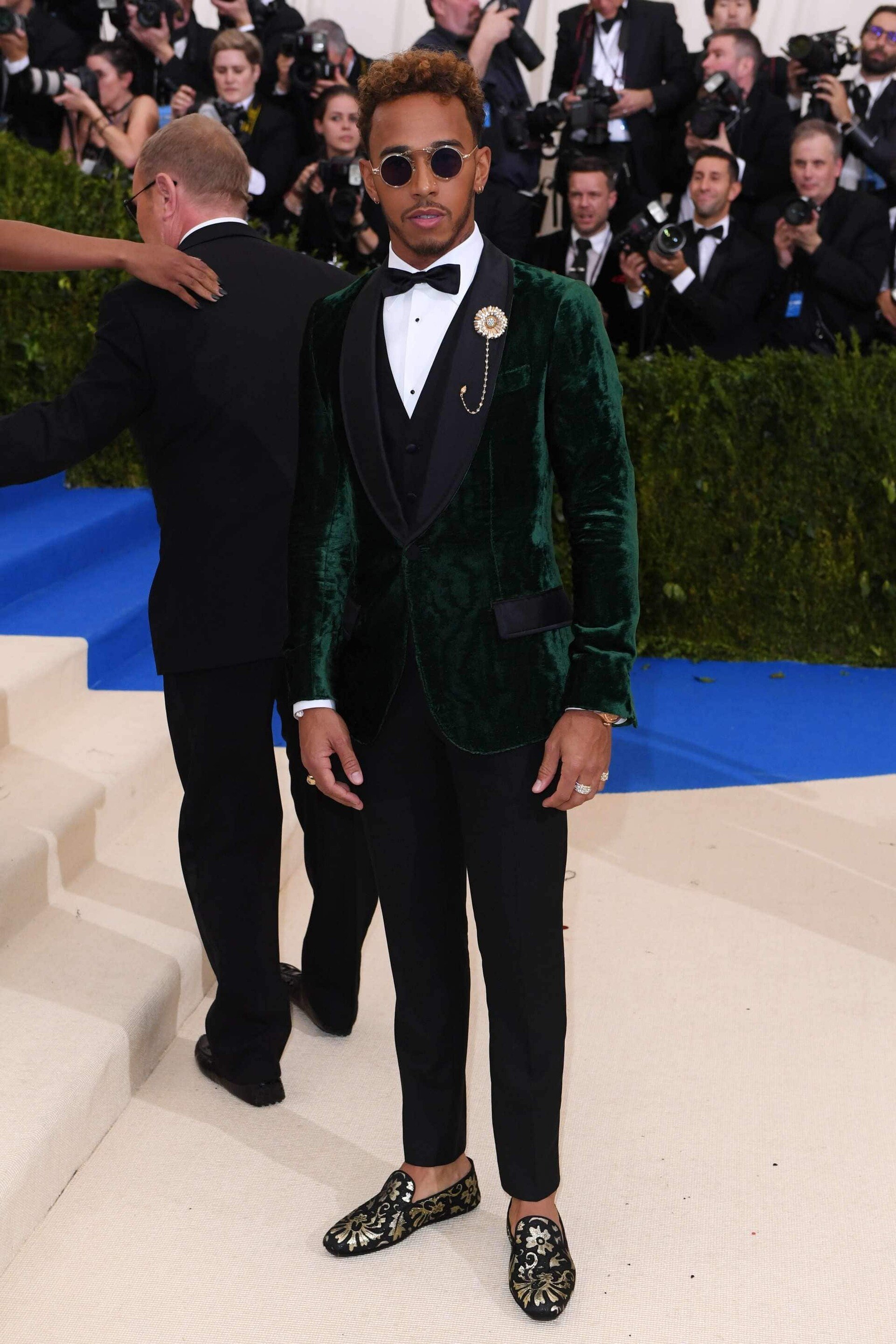 Potongan rambut faux hawk pada rambut keriting. (Foto: REX by Shutterstock)
