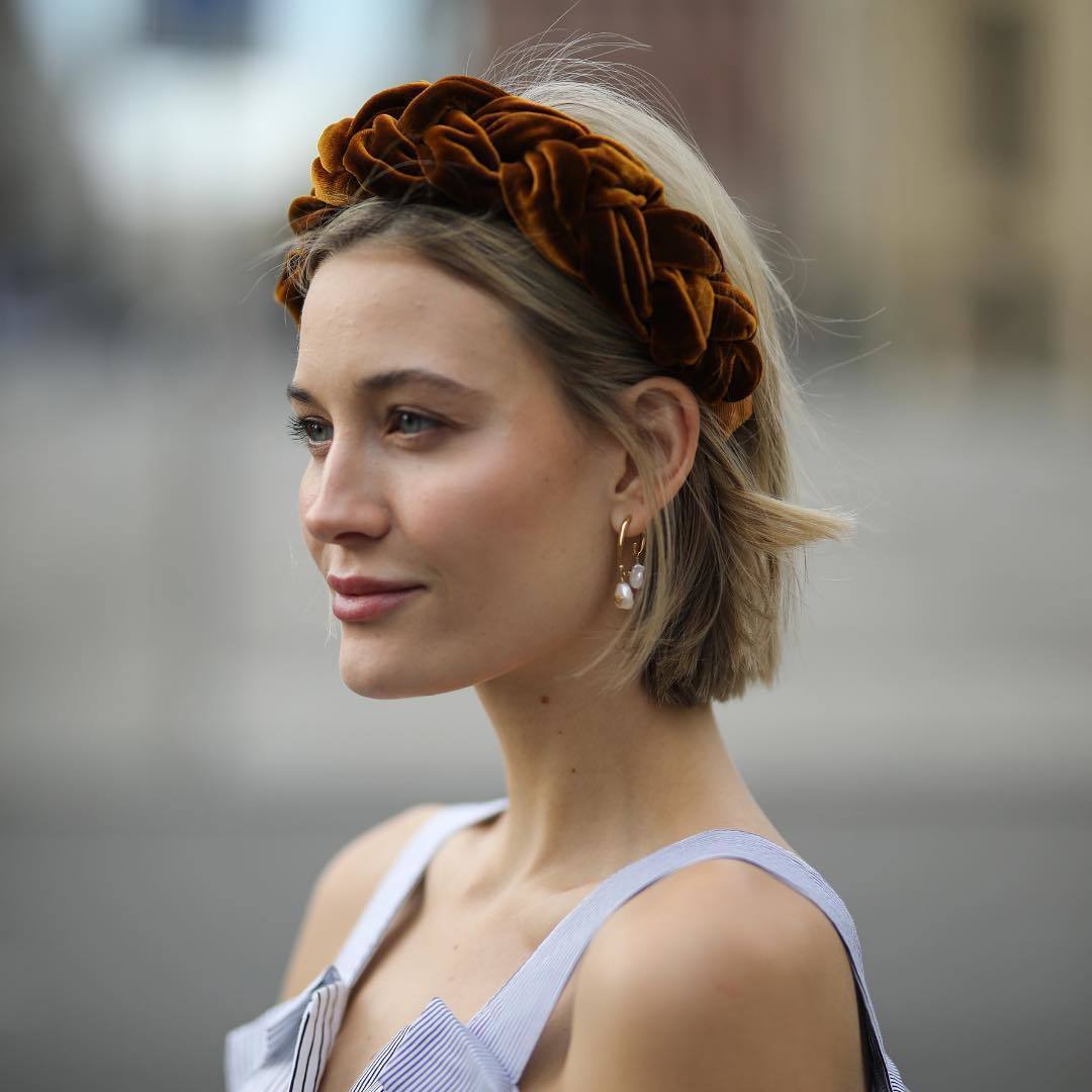 Model rambut pendek dengan bando. (Foto: Shutterstock)