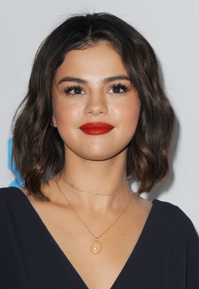 Tak sulit untuk menciptakan romantic look seperti Selena Gomez ini. (Foto: Shutterstock)