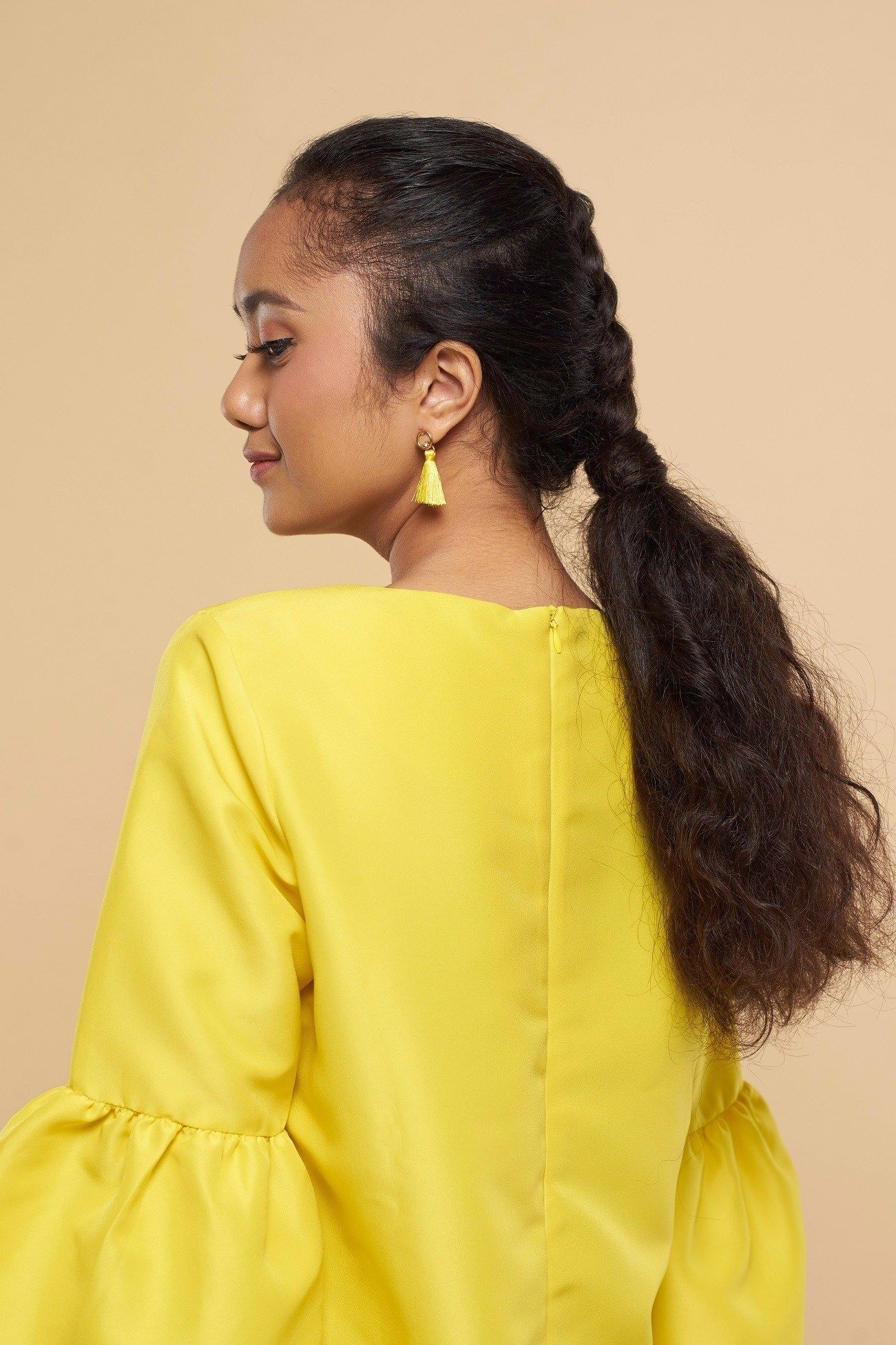 Gaya rambut inverted braid untuk rambut keriting mengembang (Foto: Natasha Estelle)