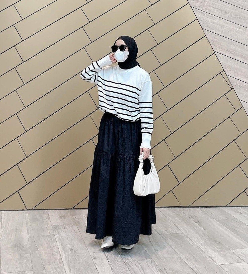 Outfit rok hijab bernuansa monokrom? Kenapa nggak! (Foto: Instagram.com/dillazahara)