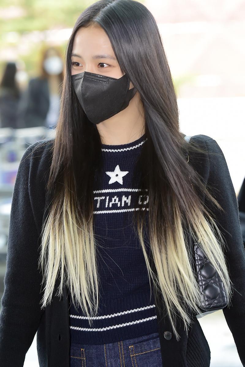 Jisoo Blackpink dengan dip dye hair warna blonde. (Foto: Hypebae)