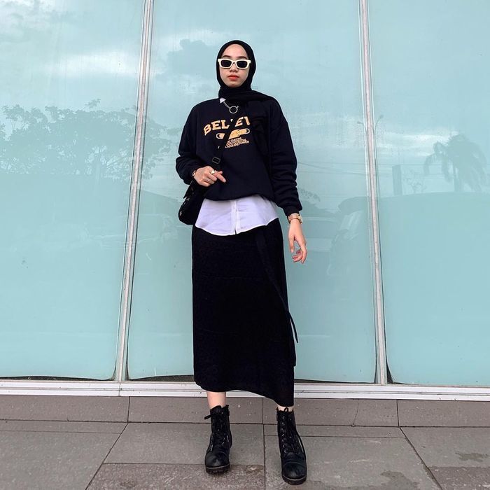 Padanan rok span hitam dan kemeja putih kelihatan formal? Tenang, tambahkan sweater dan sepatu boots. (Foto: Instagram.com/rantikaanjlya)