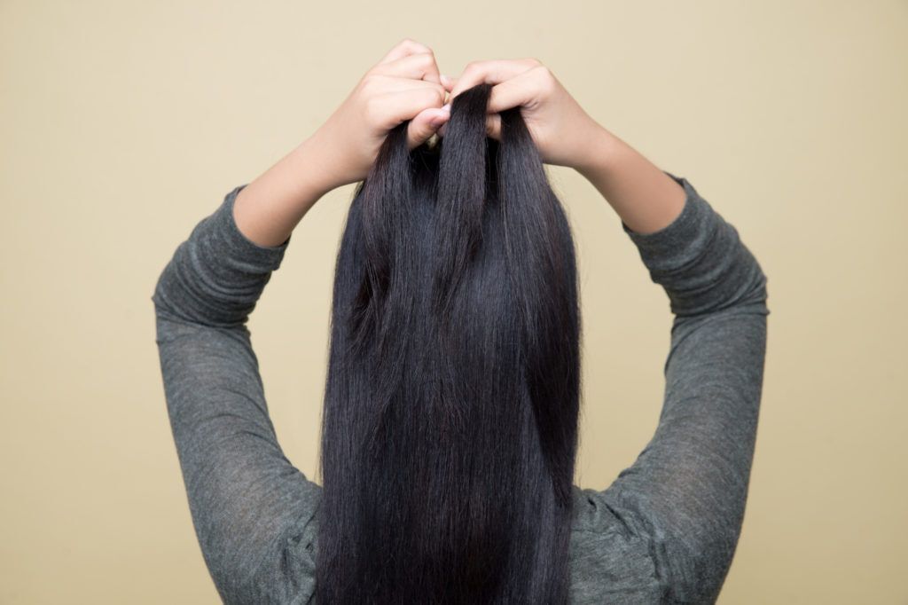 French braid - bagi rambut menjadi tiga bagian.