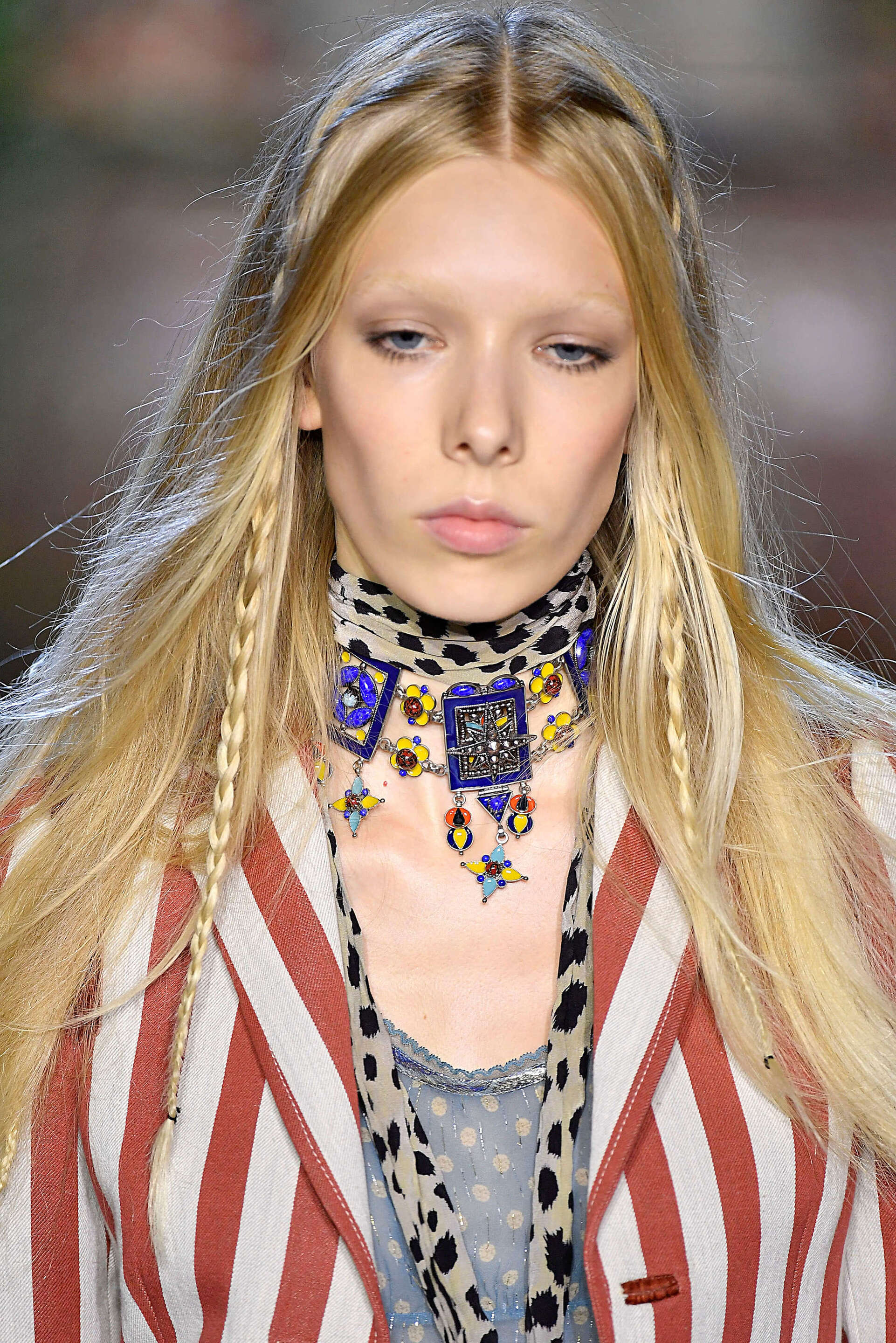 Gaya hidden braid di samping rambut. (Foto: REX by Shutterstock)