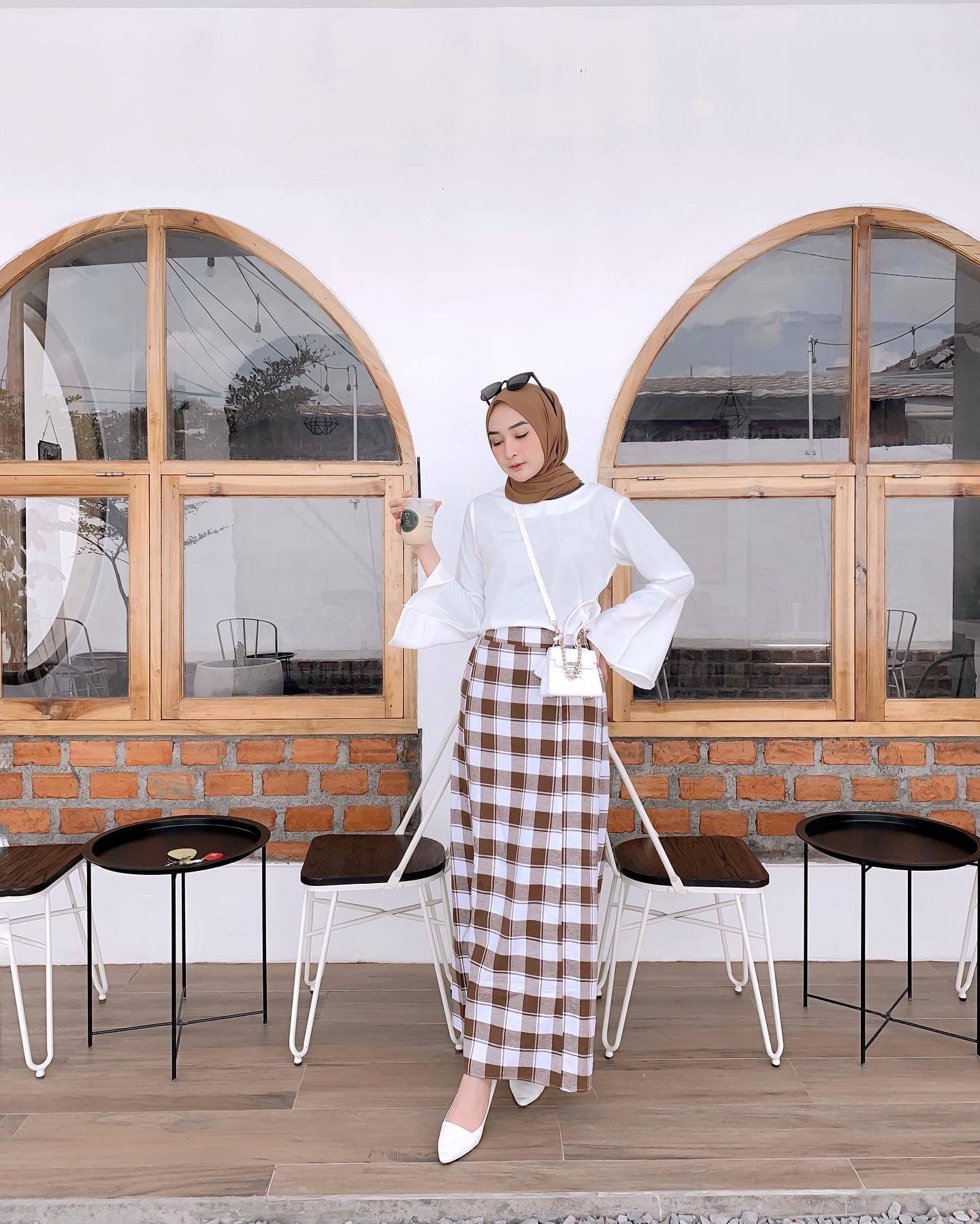 Kenakan outfit rok hijab ini untuk gaya simple sehari-hari. (Foto: Instagram/ingridyulikaa) 