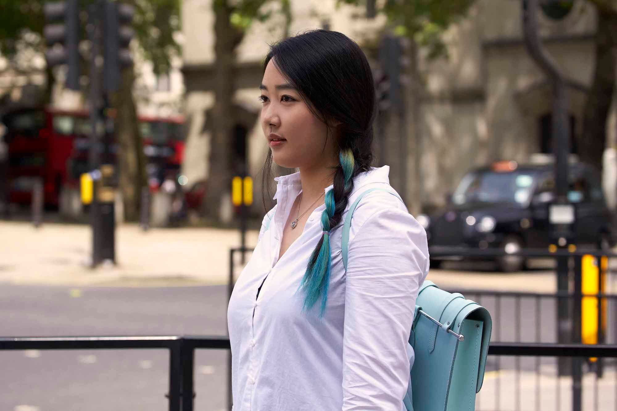 Ombre biru pastel pada rambut hitam. (Foto: Verity Jane Smith)