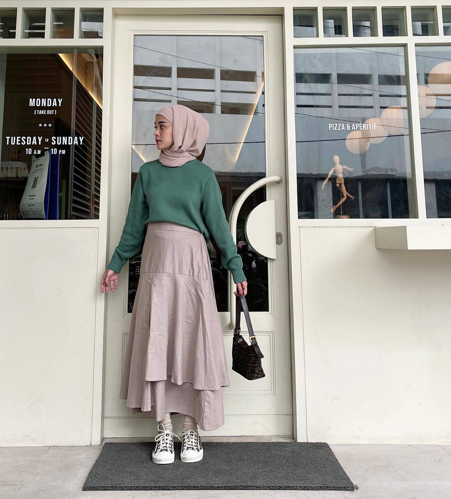 Rok berdetail asimetris dengan aksen ruffles yang unik. (Foto: Instagram/yurezalina)