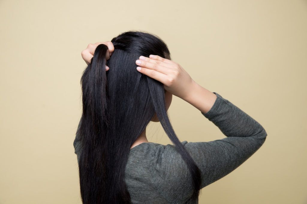 French braid - menambahkan jalinan rambut pada kepangan.