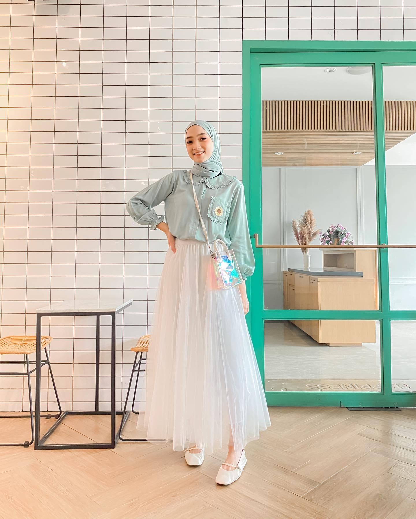Tampil cute dengan rok tutu warna putih a la Princess. (Foto: Instagram/liza.rosalita)