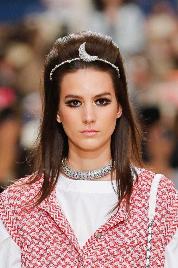 Berikan bando untuk lengkapi gaya sasakmu. (Foto: indigitalimages.com)