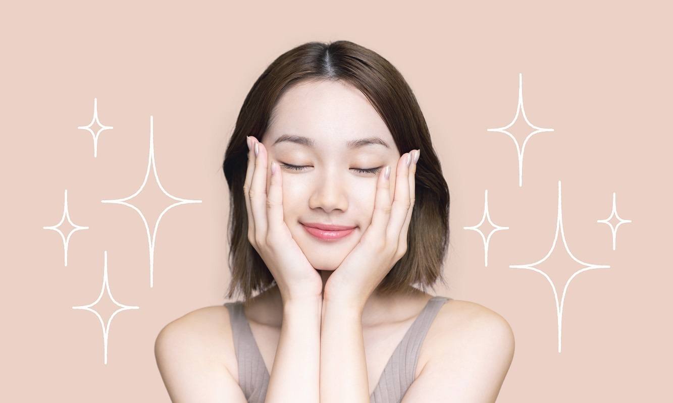 wanita asia dengan rambut pendek