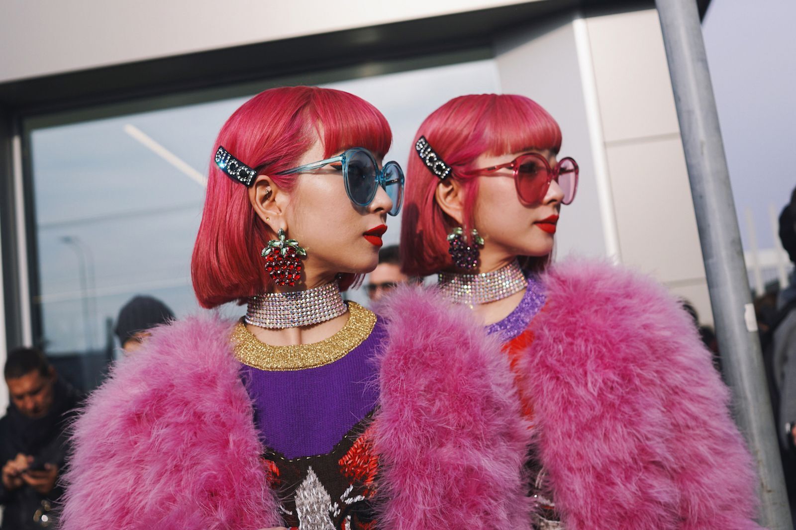 Rambut lurus dengan gaya bob warna pink dan poni depan.