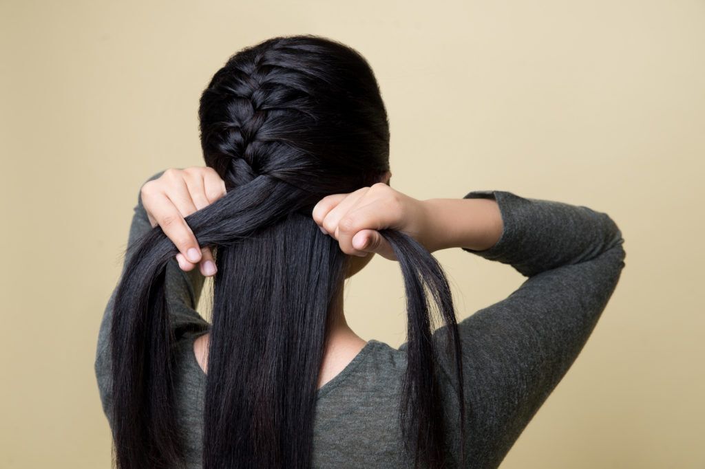 French braid - teruskan mengepang rambut hingga ke bawah.