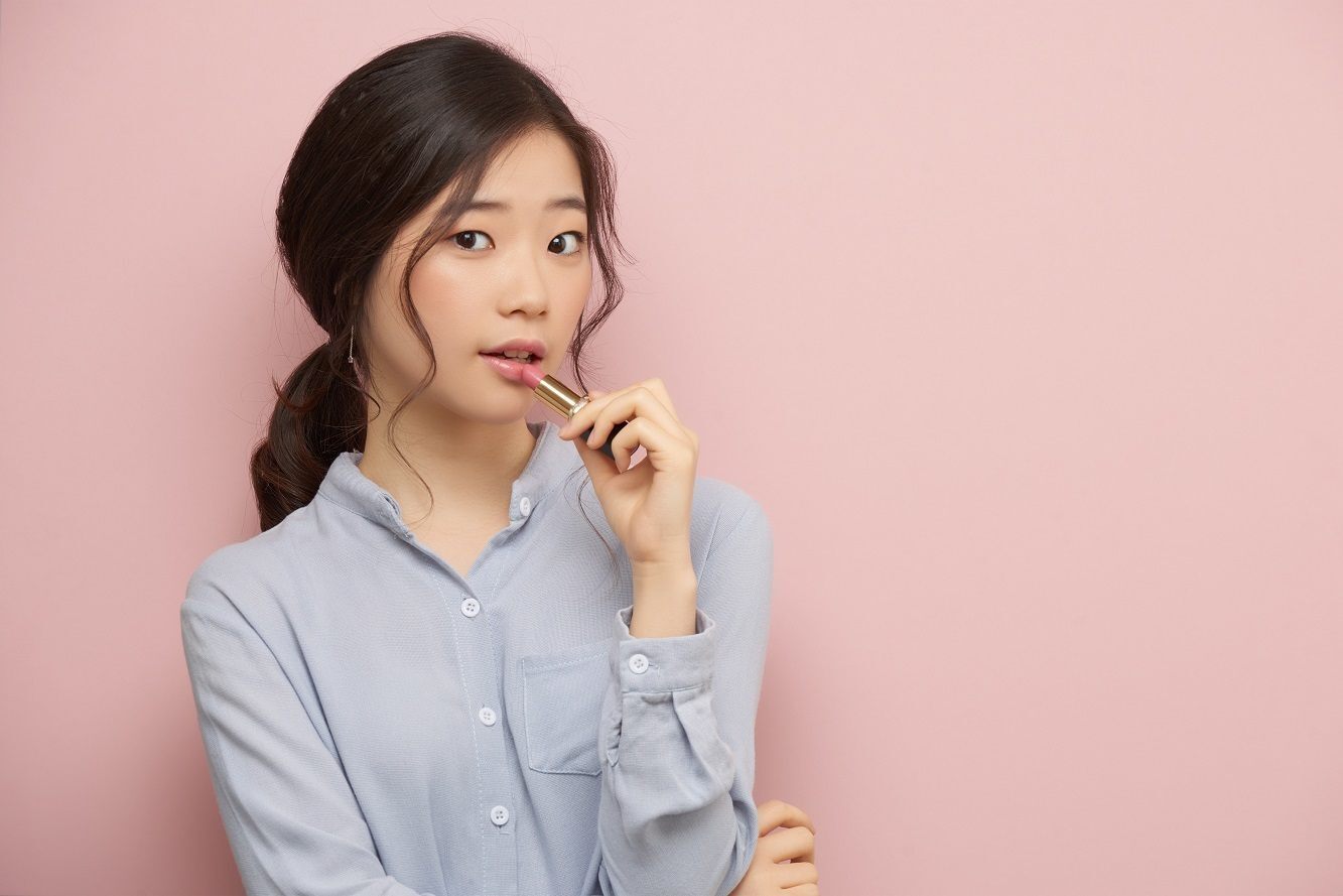 wanita asia berdandan sebagai cara awet muda