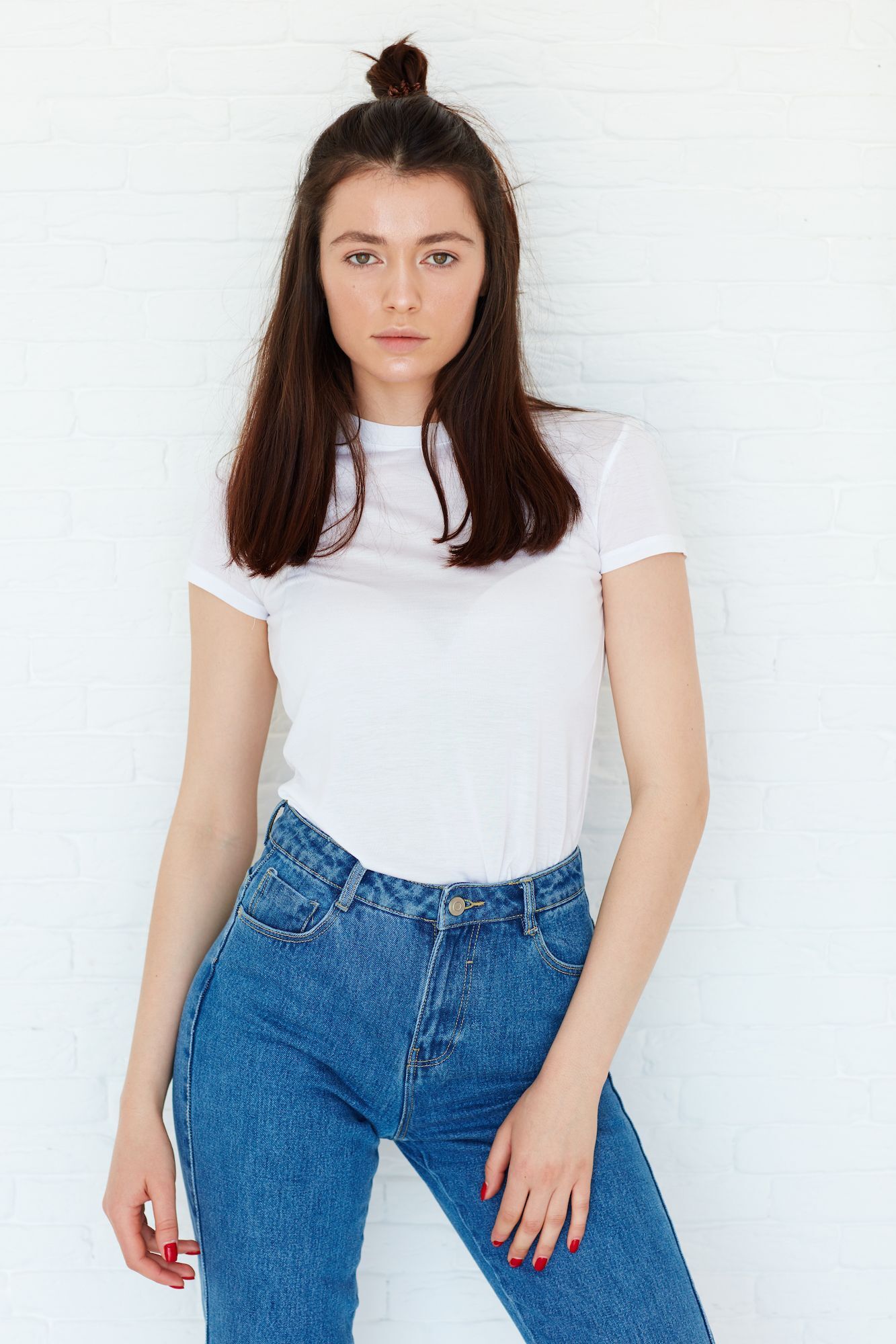 Rambut panjang lurus dengan cepol half updo.