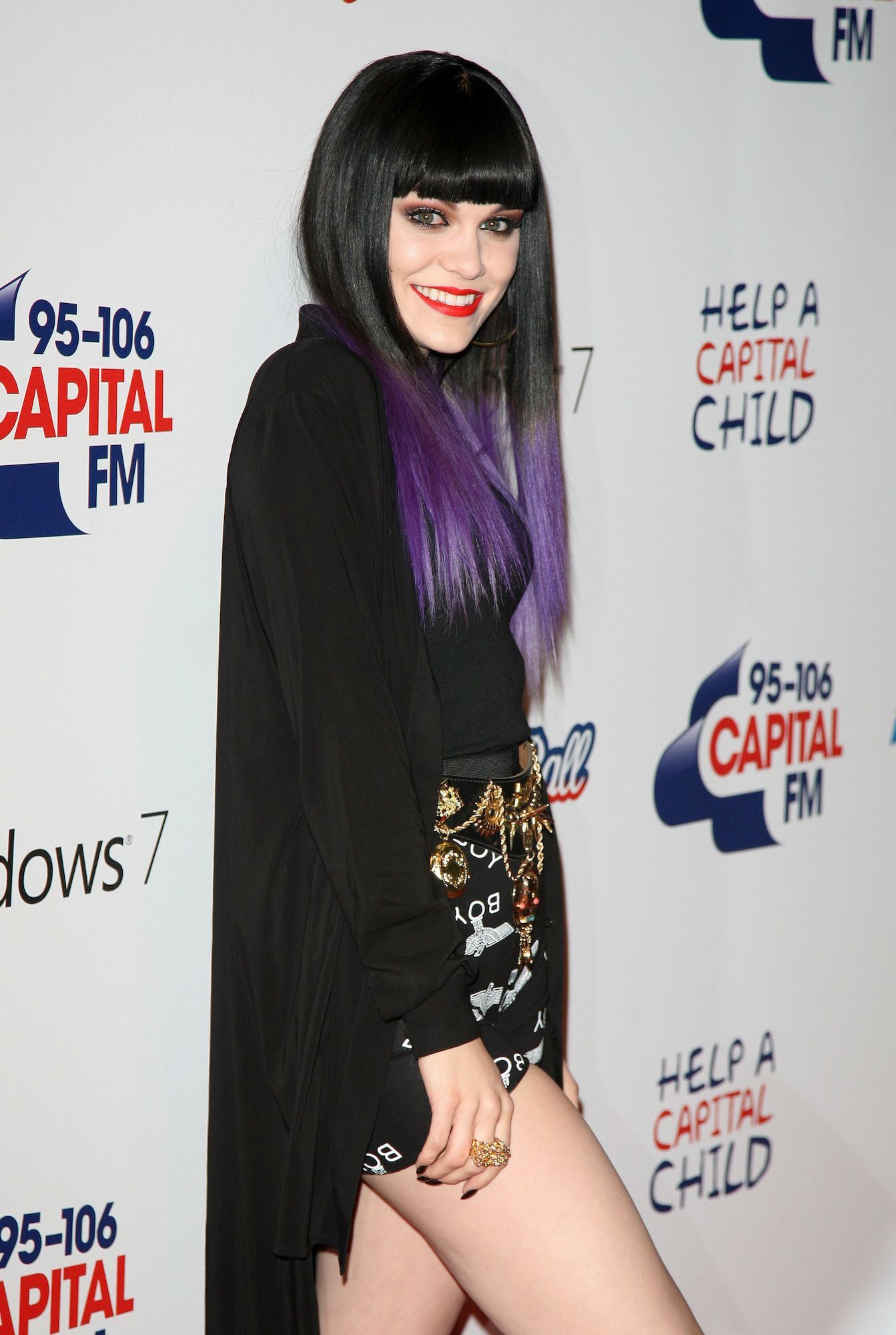Jessie J Rambut lurus hitam dengan ombre ungu.