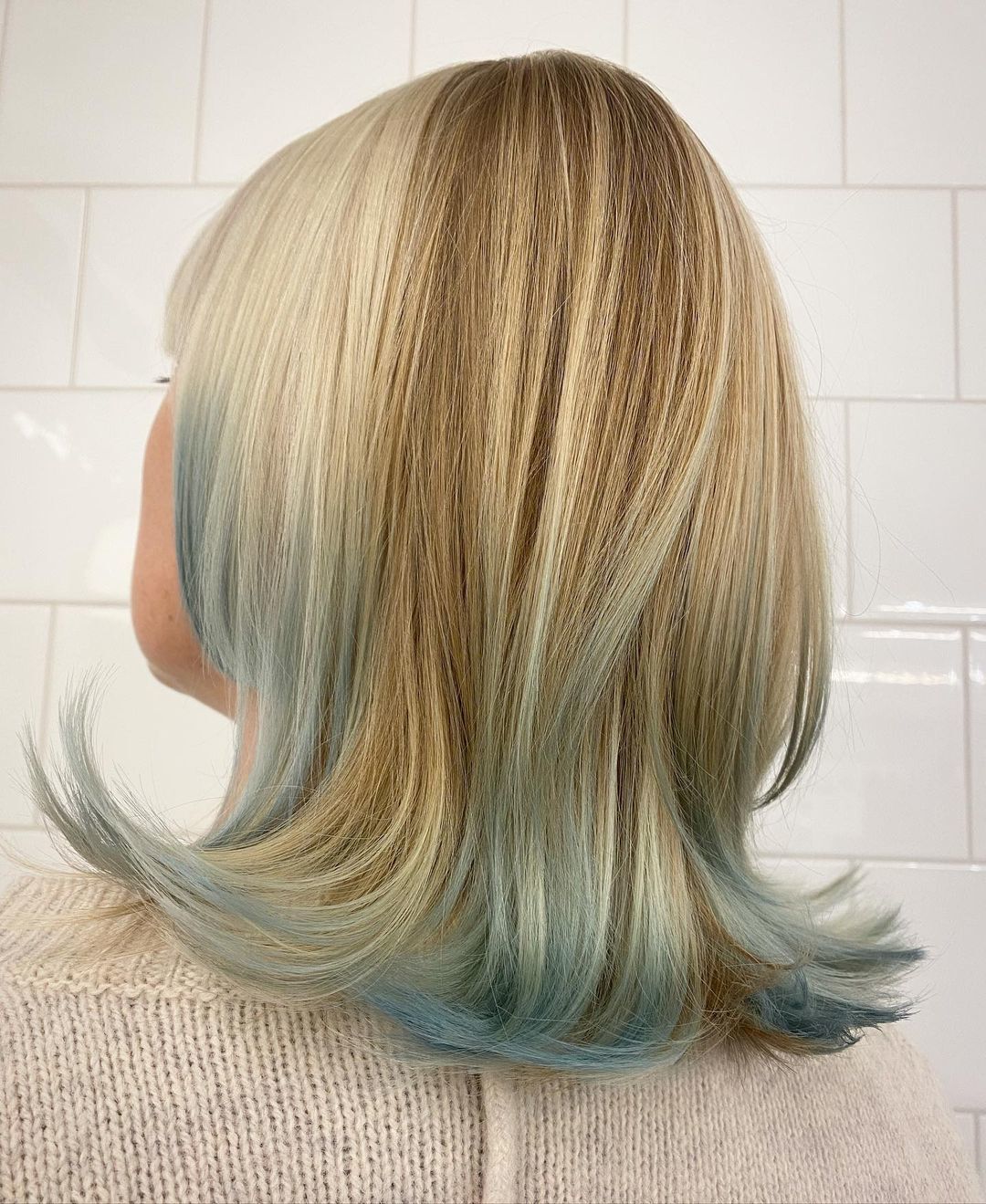 Tampil manis dengan warna rambut baby blue dan blonde. (Foto: Instagram.com/sofiageideby)