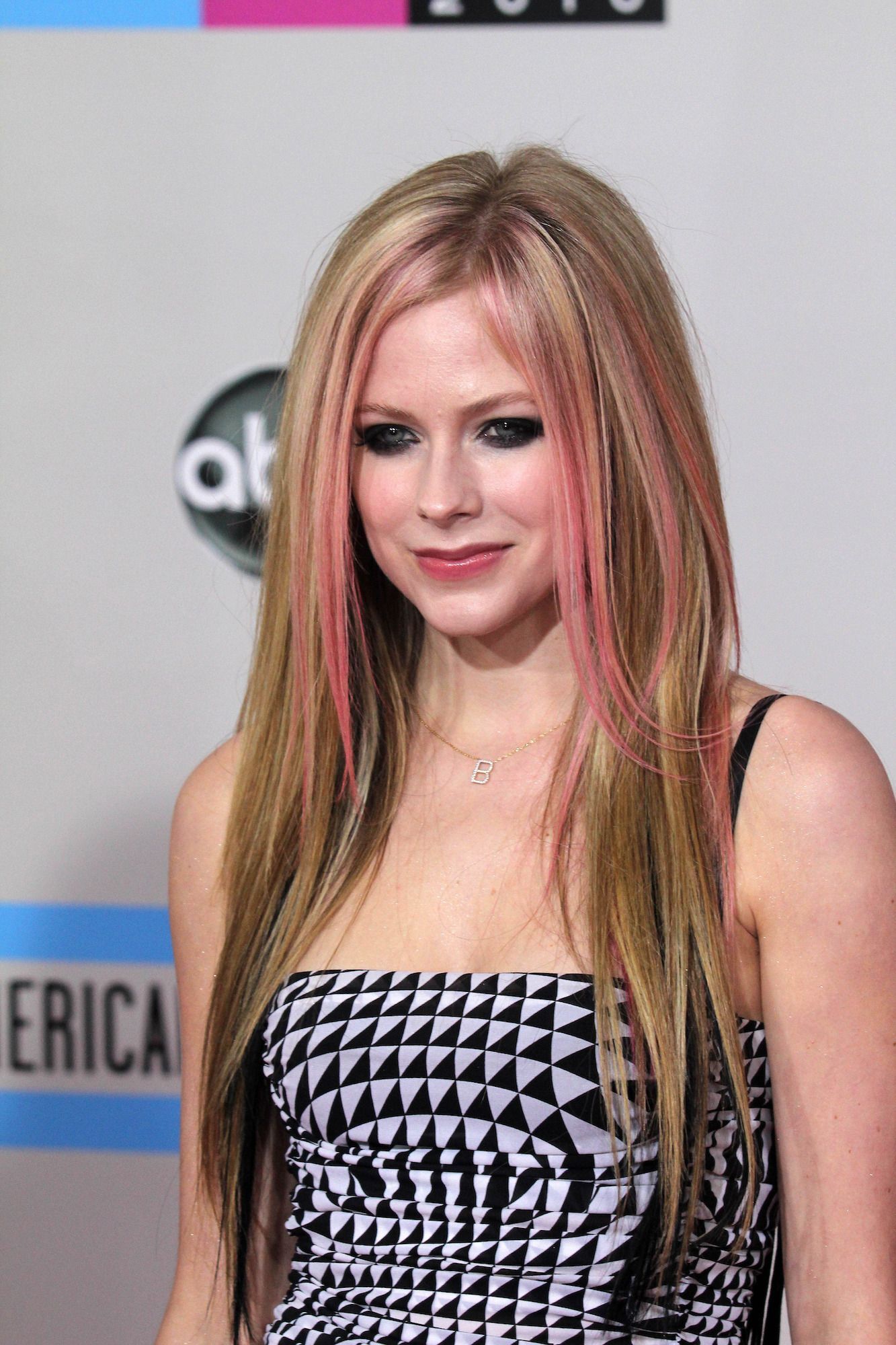 Warna rambut pink dengan rambut warna pirang. (Foto: Shutterstock)