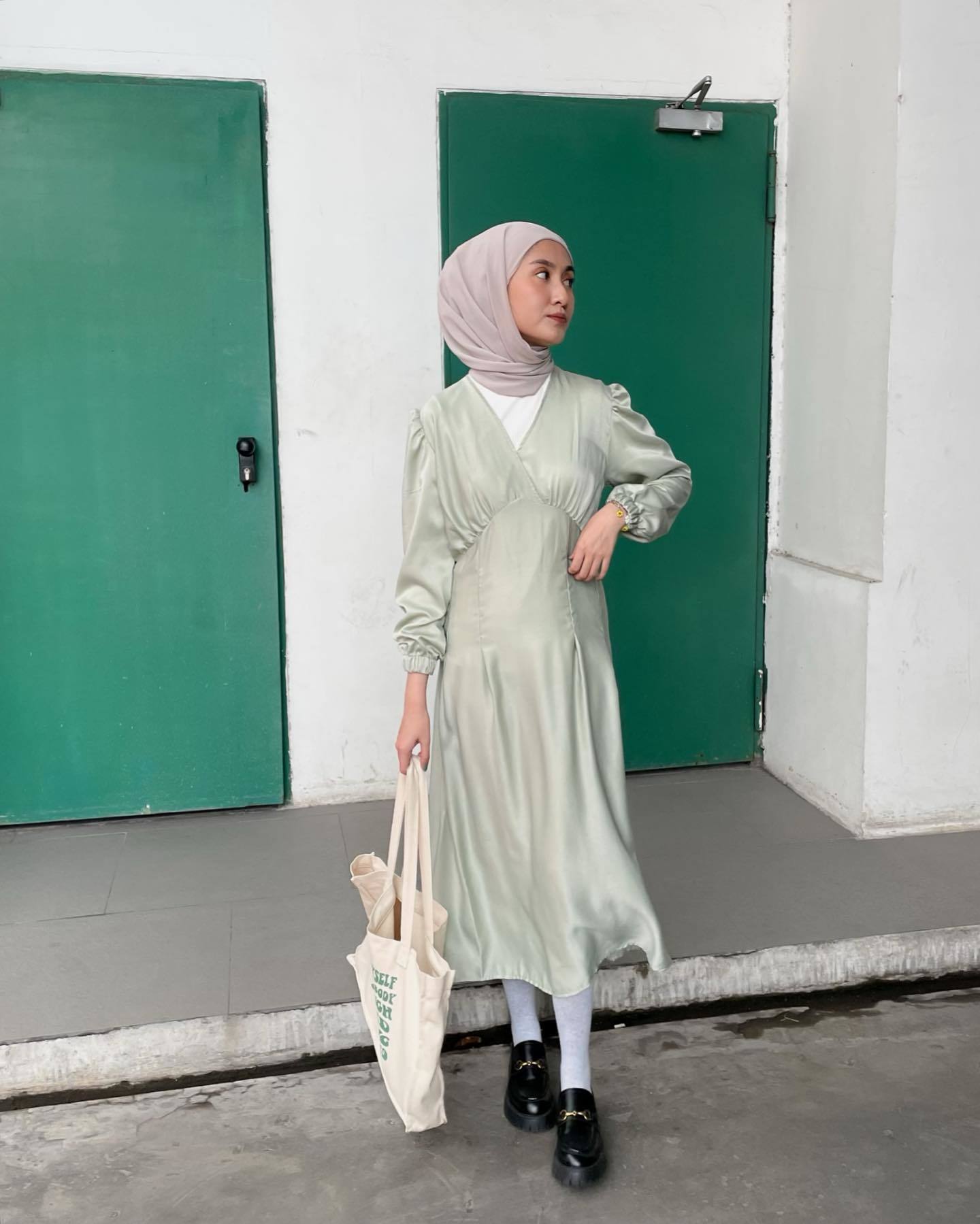 Kenakan dress berpotongan simple dengan warna soft. (Foto: Instagram.com/inasrana)