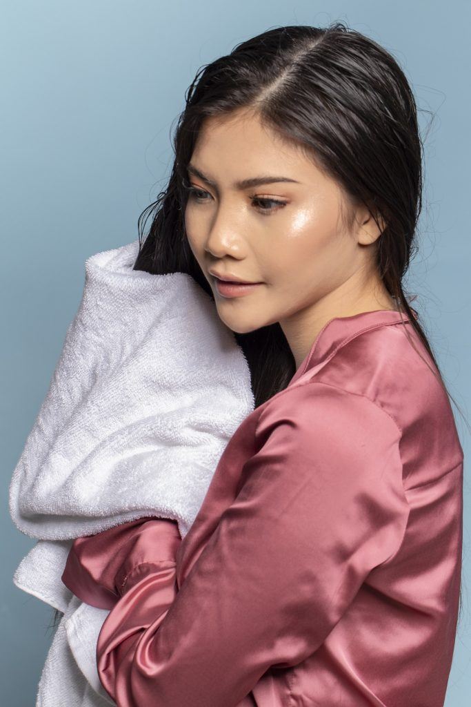 wanita asia keramas untuk meluruskan rambut dengan scrunchie