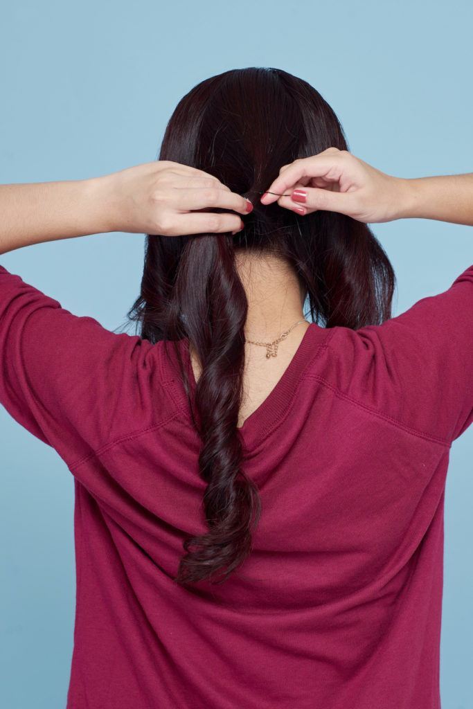 Step 1 - mengikat rambut dalam bentuk ponytail