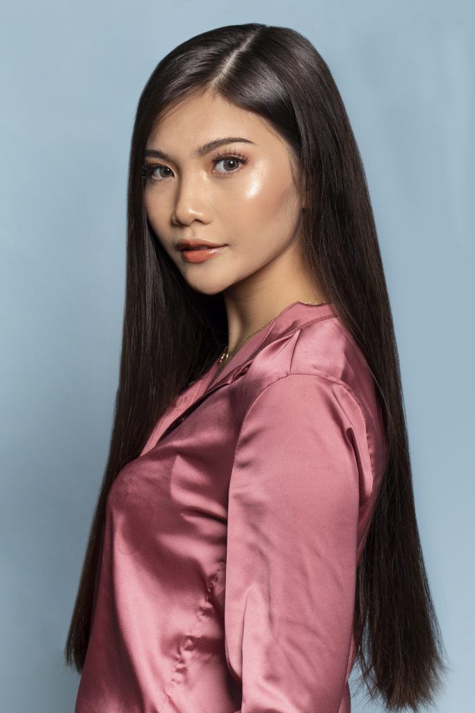 wanita asia dengan rambut lurus karena scrunchie