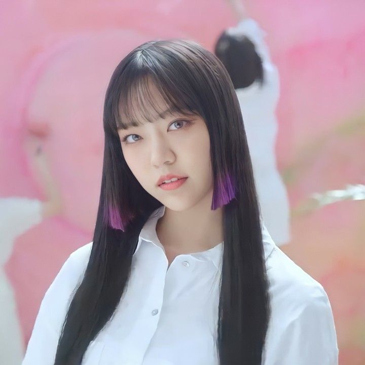 Lena GWSN dengan hime cut yang menonjolkan rambut bagian depan. (Foto: GWSN Official)
