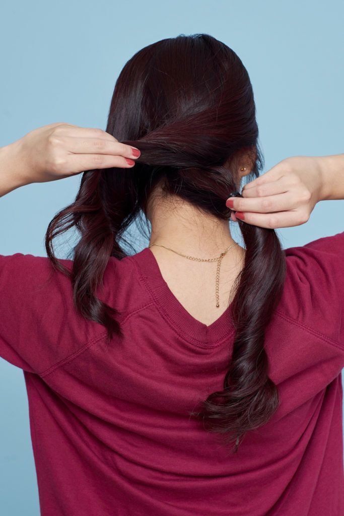 Step 2 - menjalin rambut kanan dan tengah