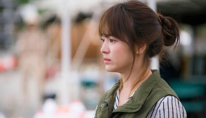 Gaya cepol acak ala Song Hye-kyo dalam Descendants of the Sun. (Foto: tvN Korea)