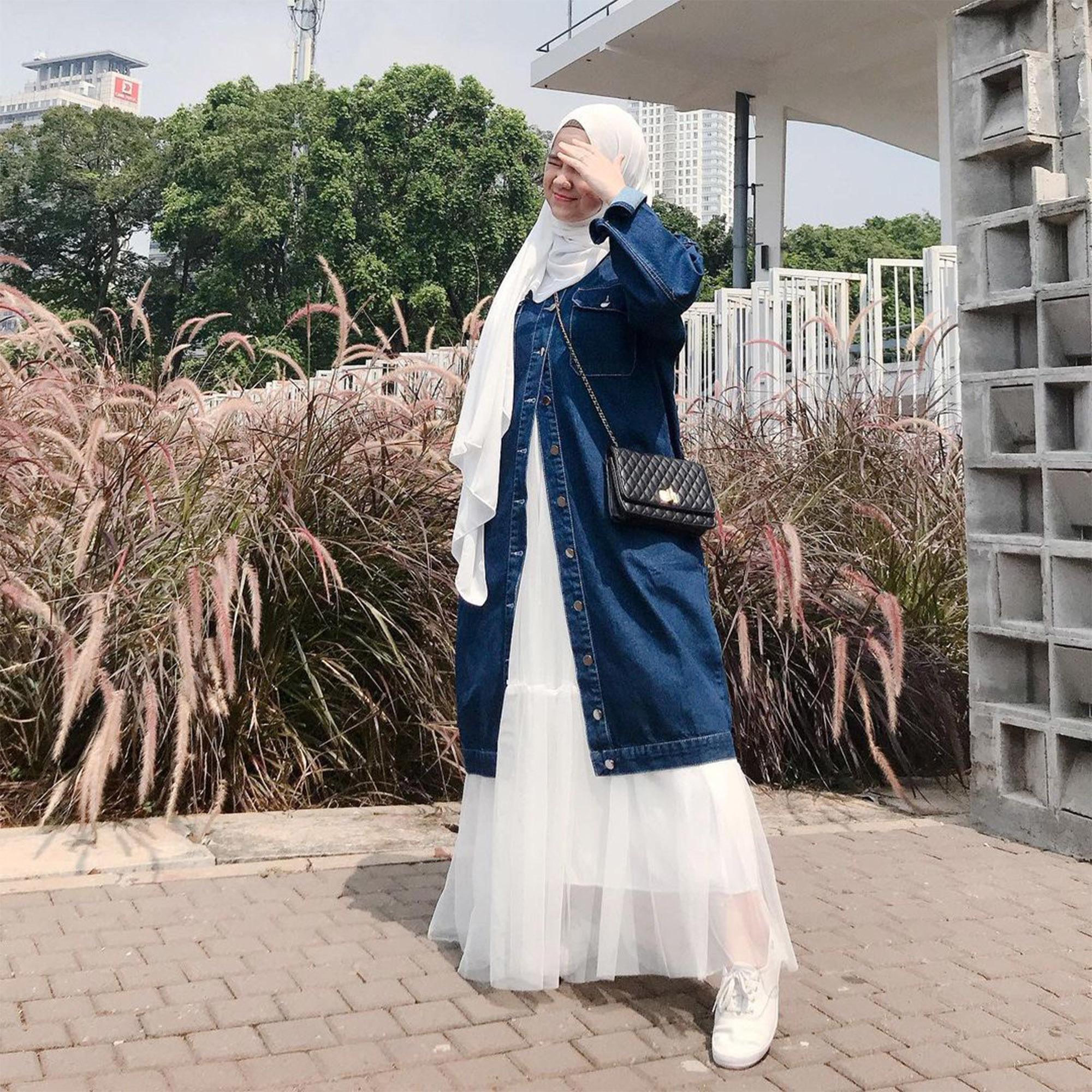 Bisa dikombinasikan juga dengan dress. (Foto: Instagram/dillazahara)