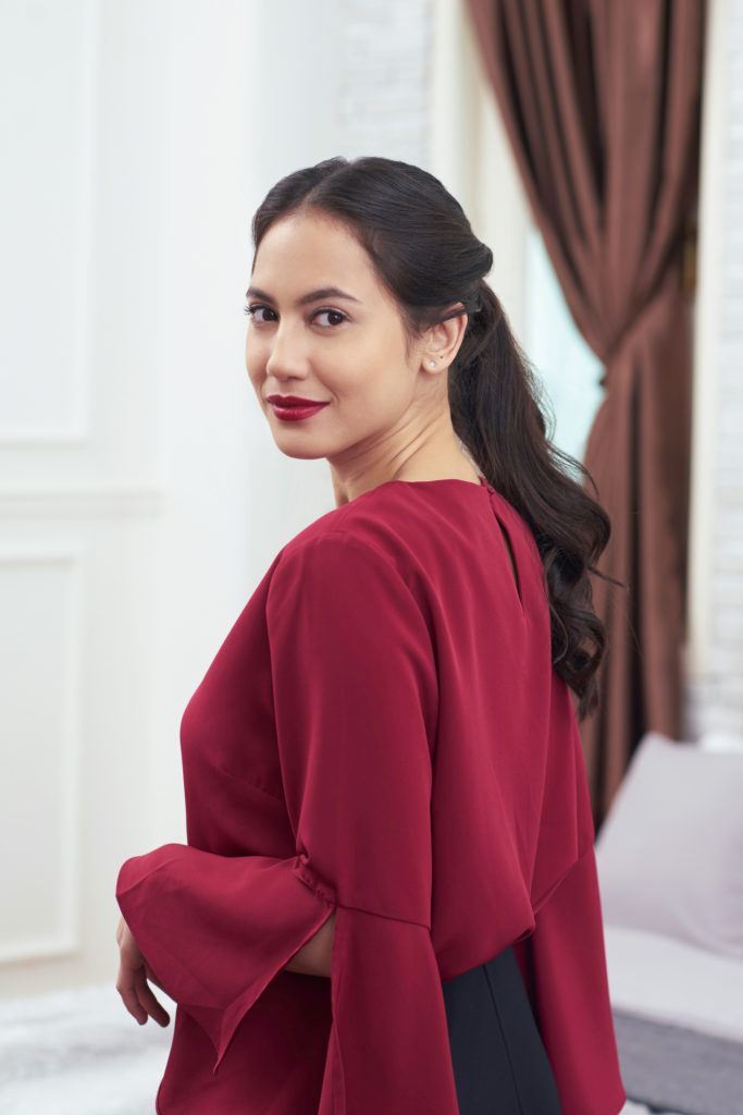 Pevita Pearce dengan model rambut twisted ponytail.