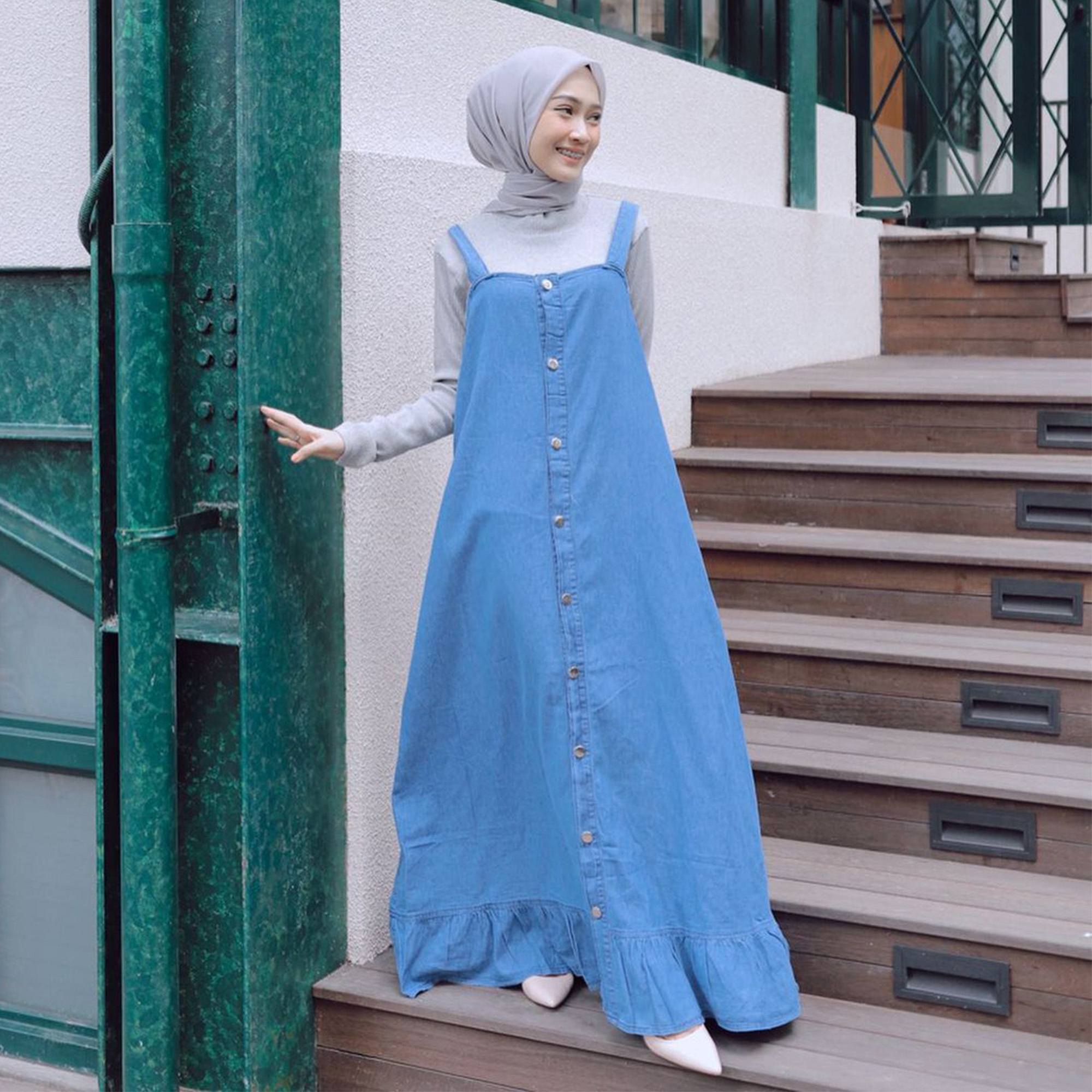 Overall yang bikin kamu terlihat feminin secara instan. (Foto: Instagram/sin.sr)