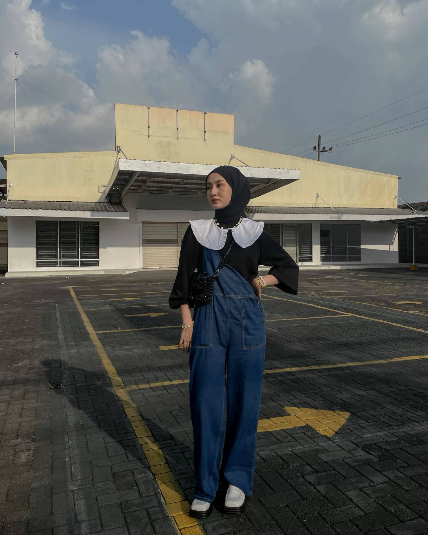 Mix and match overall denim dengan atasan beraksen collar yang cute. (Foto: Instagram.com/inasrana)