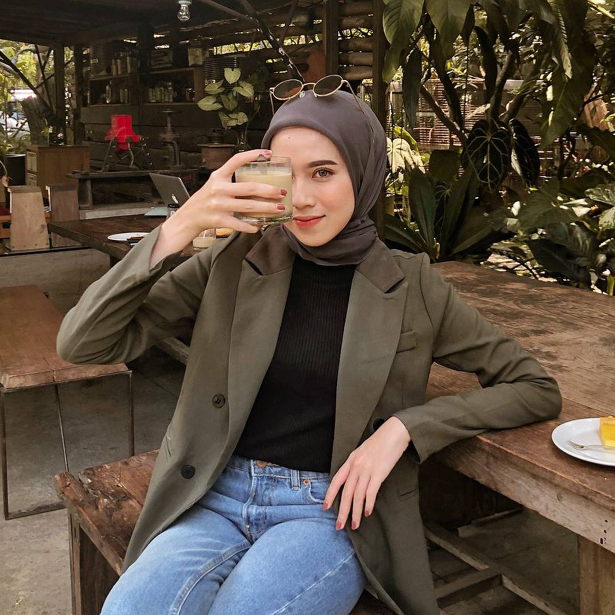 Hijab abu gelap bisa banget dicampur dengan blazer berwarna hijau olive. (Foto: Instagram/amaliaelle)