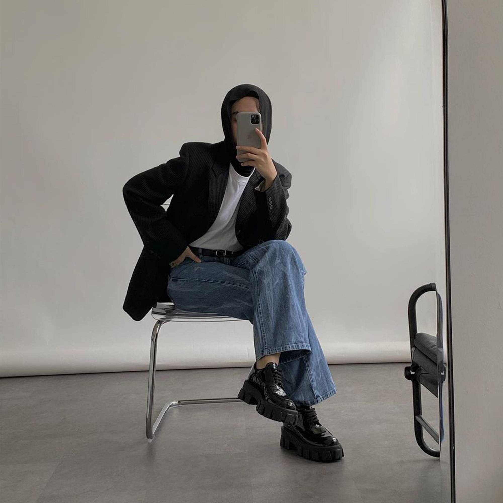 Cocok untuk look apa saja, kamu bisa pilih blazer bergaris warna hitam. (Foto: Instagram/ strngrrr)