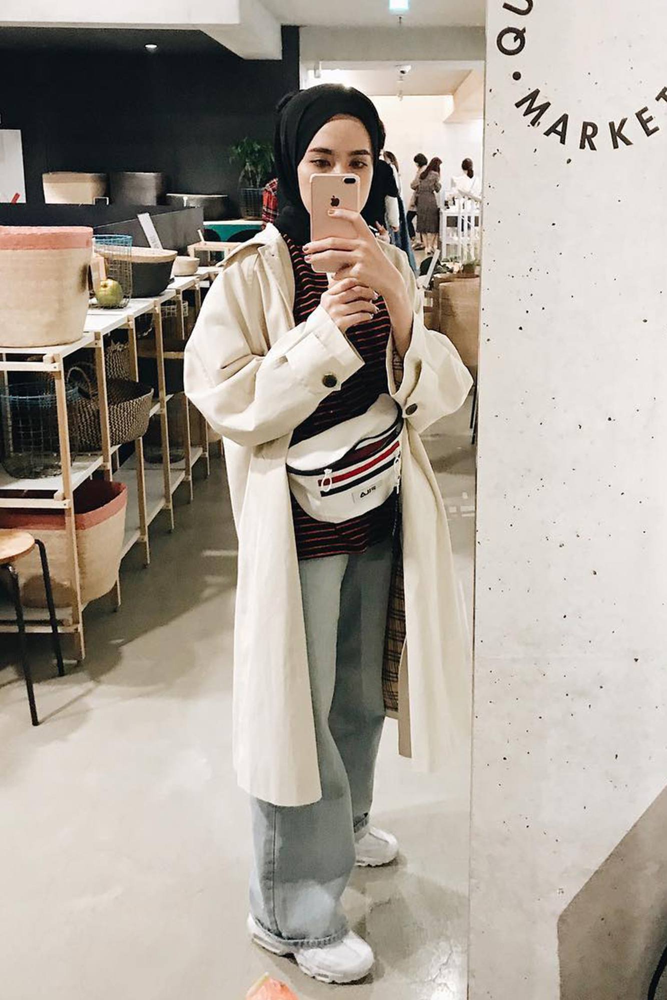 Senang bergaya oversized, padankan hijab dan jeans dengan long coat. (Foto: Instagram/amaliaelle)